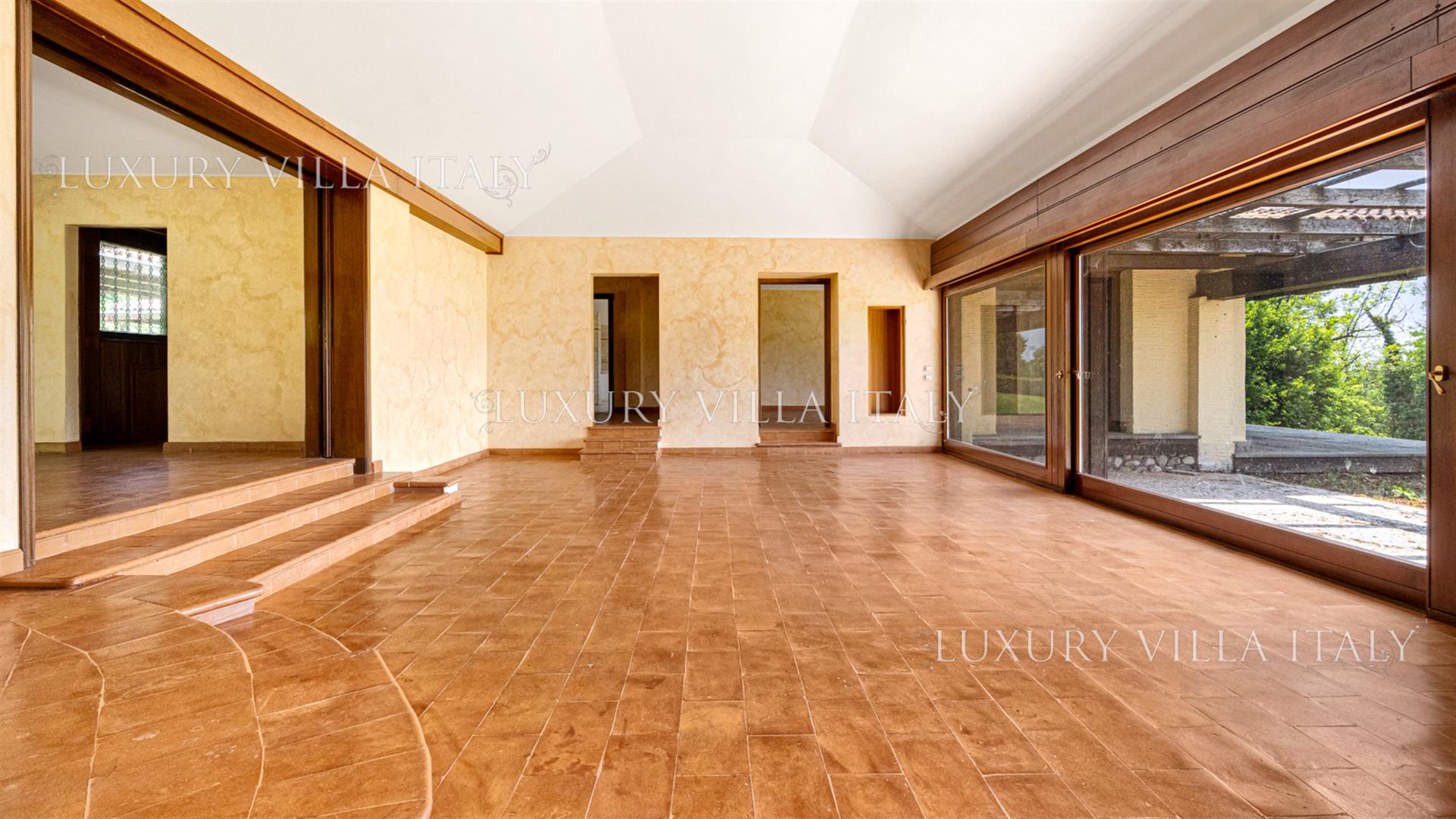 Villa in Barasso (Varese) to customize with lake view