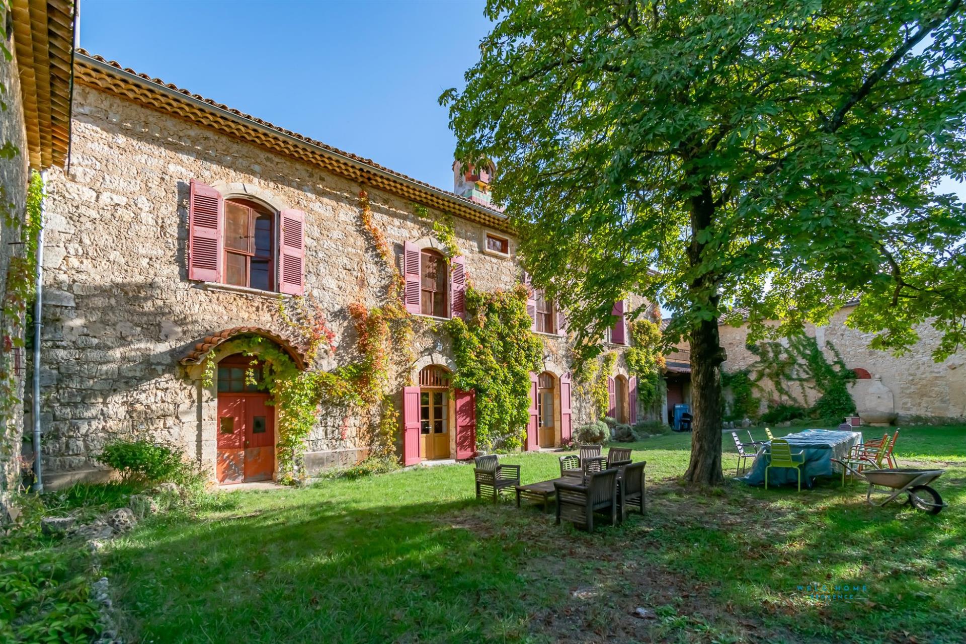 Purchase: Luxury property (83630)