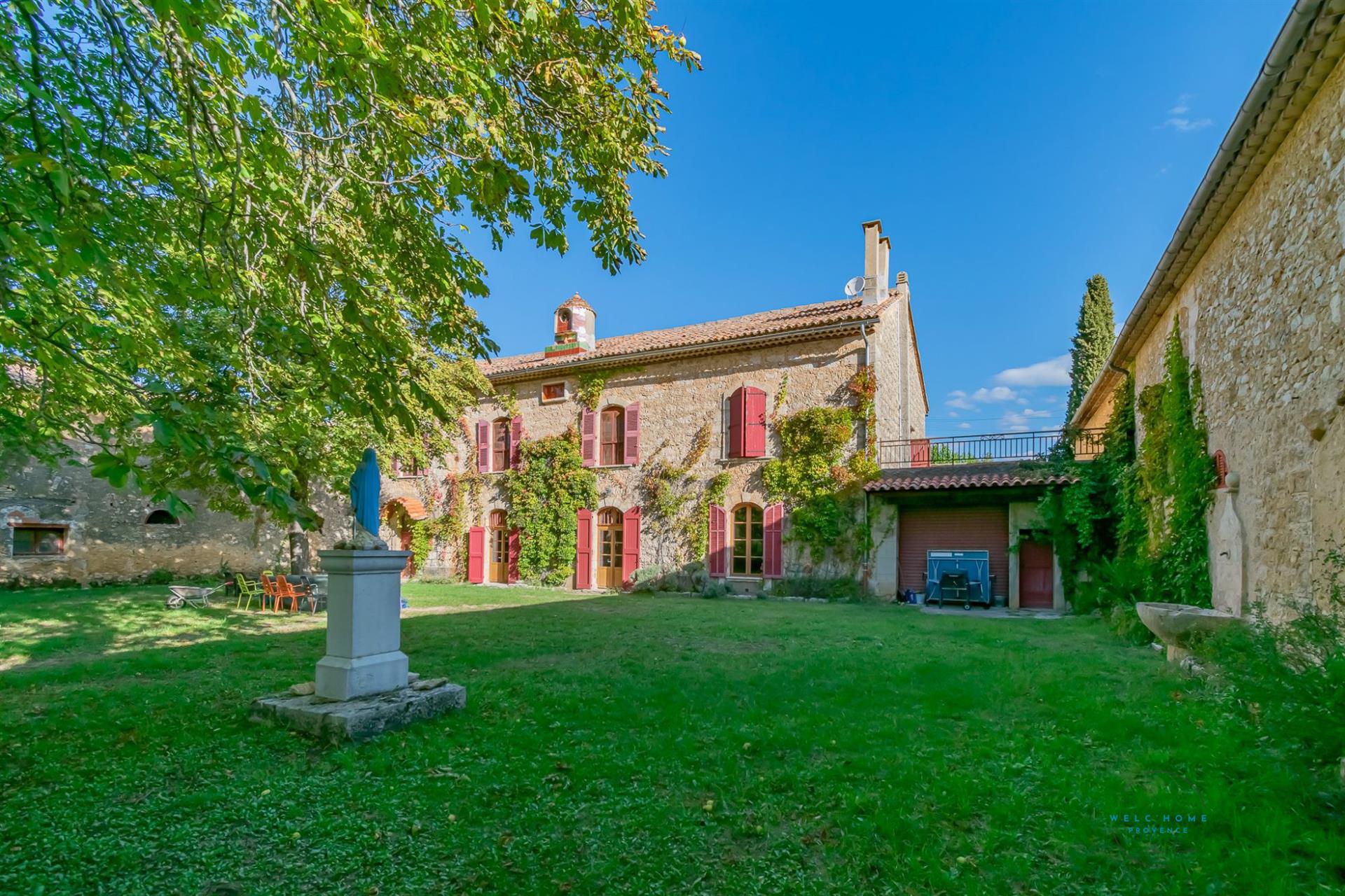 Purchase: Luxury property (83630)