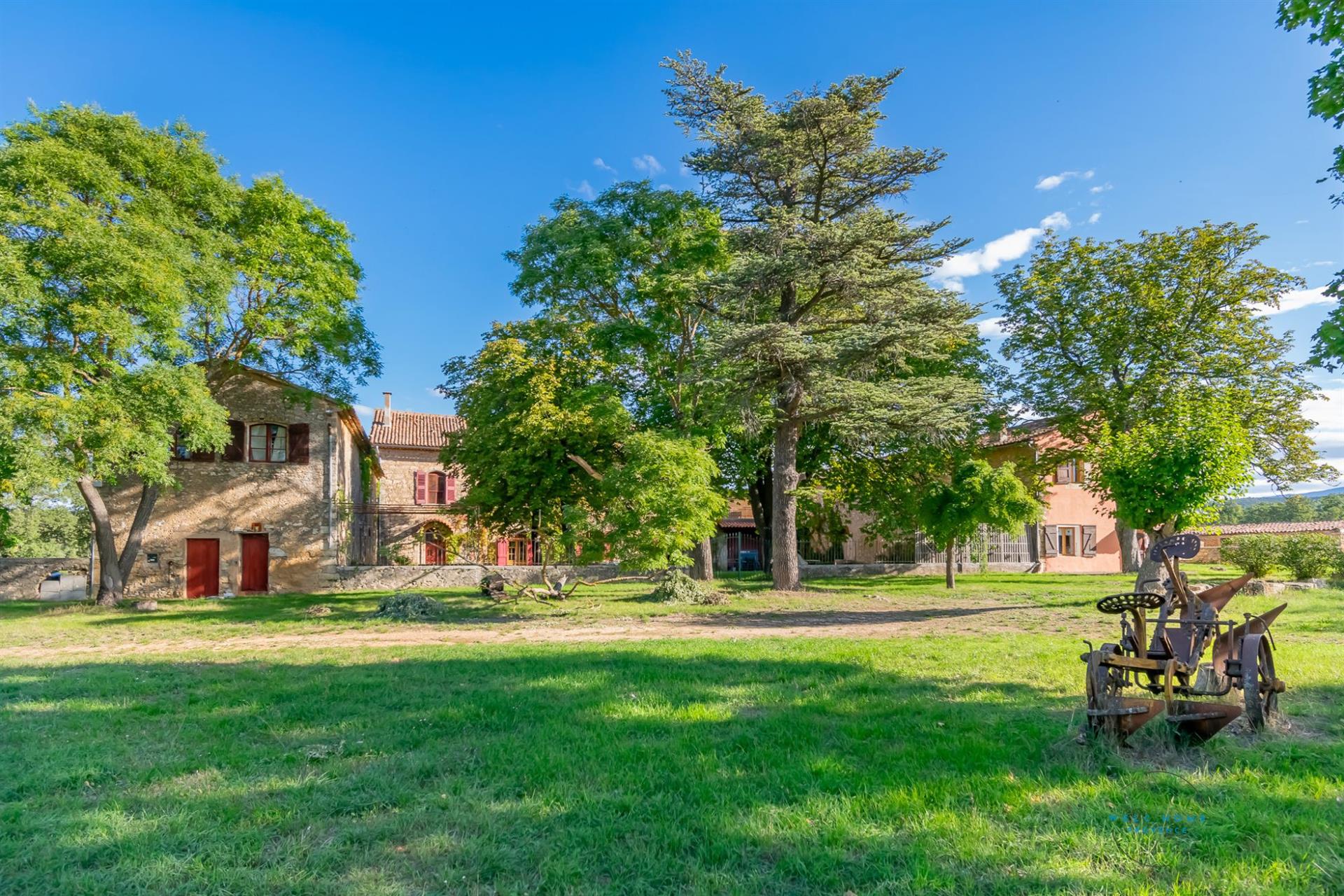 Purchase: Luxury property (83630)
