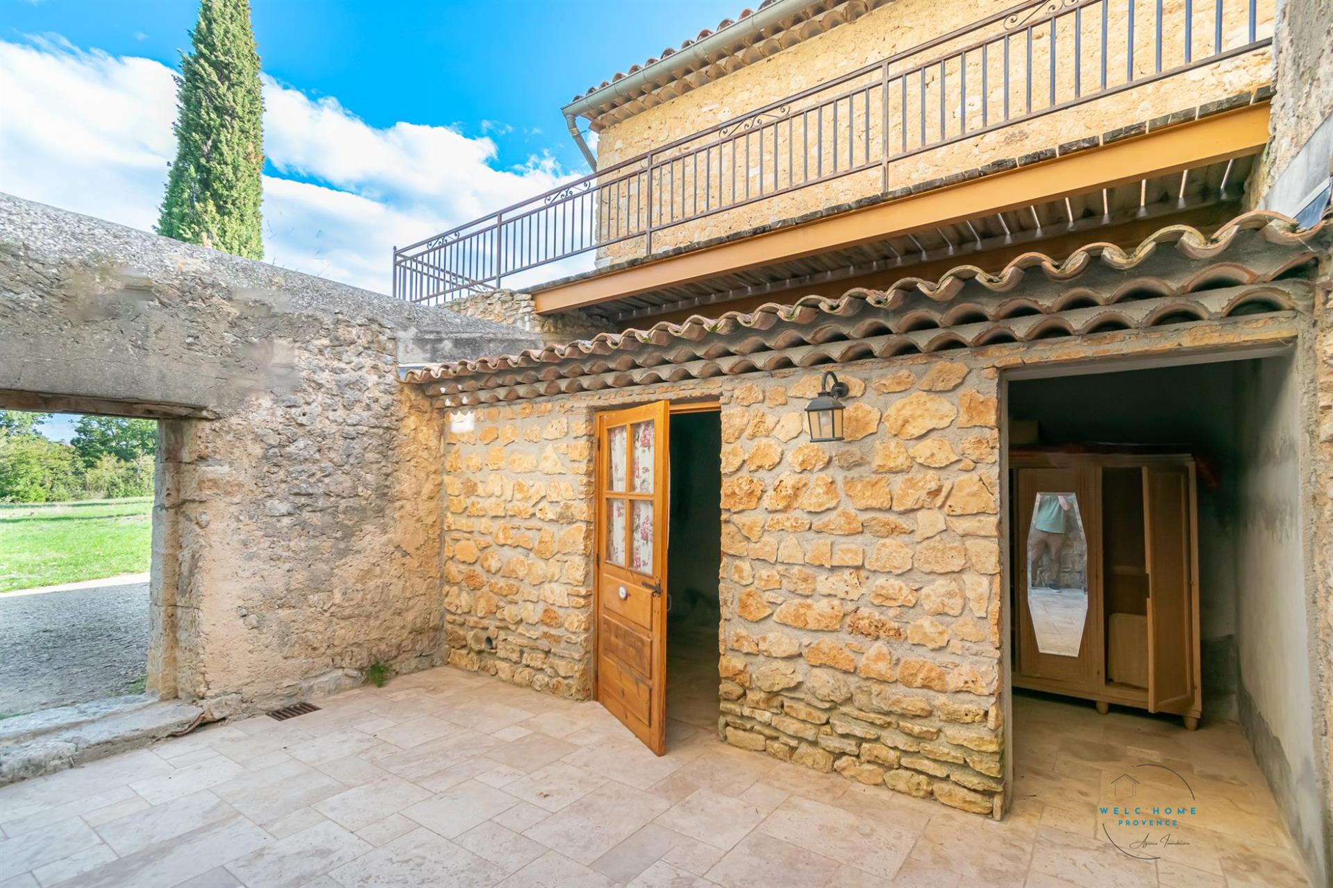 Purchase: Luxury property (83630)