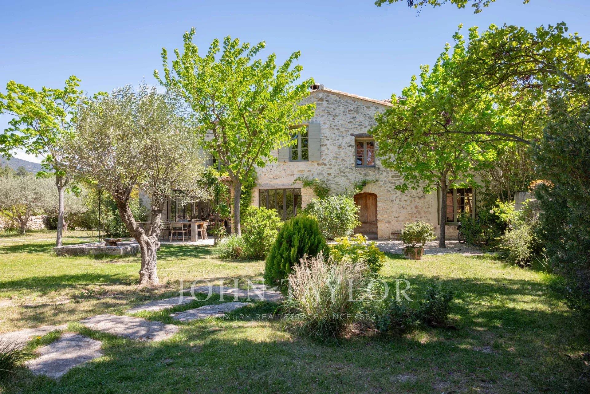 Lourmarin very beautiful renovated old property at the foot of the Luberon on 1.4 hectares of land