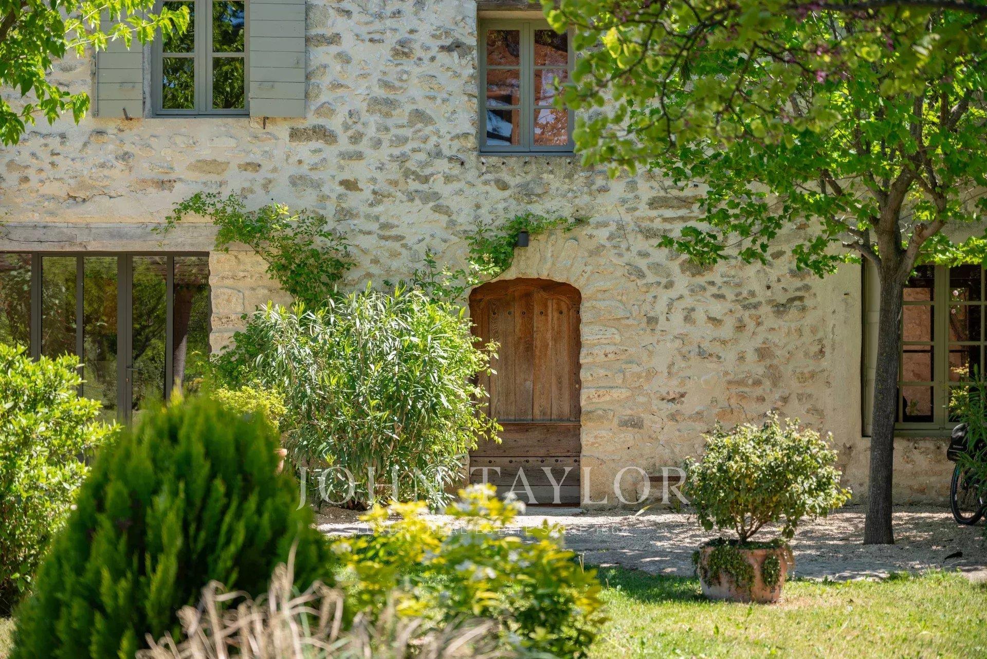 Lourmarin very beautiful renovated old property at the foot of the Luberon on 1.4 hectares of land