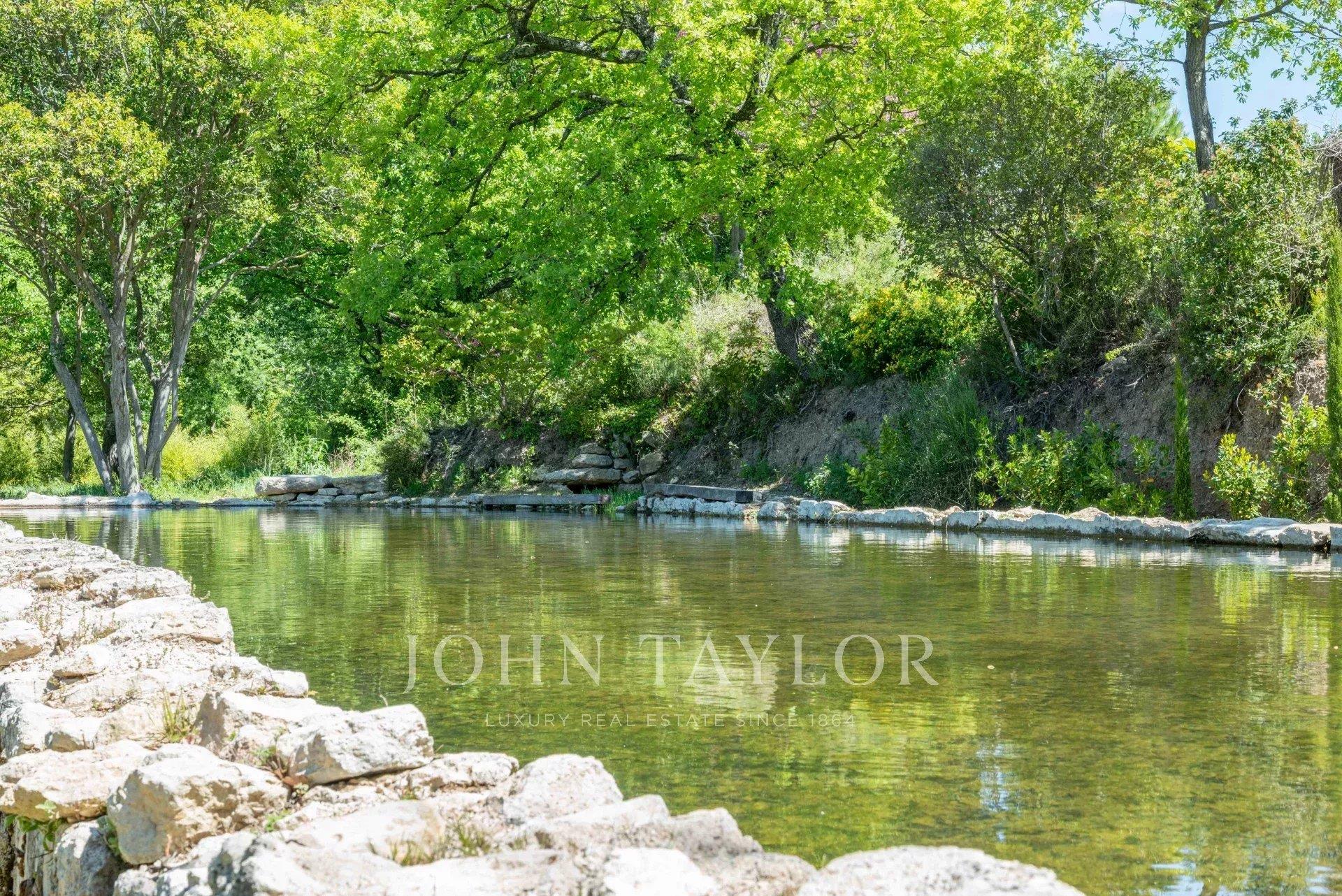 Lourmarin very beautiful renovated old property at the foot of the Luberon on 1.4 hectares of land