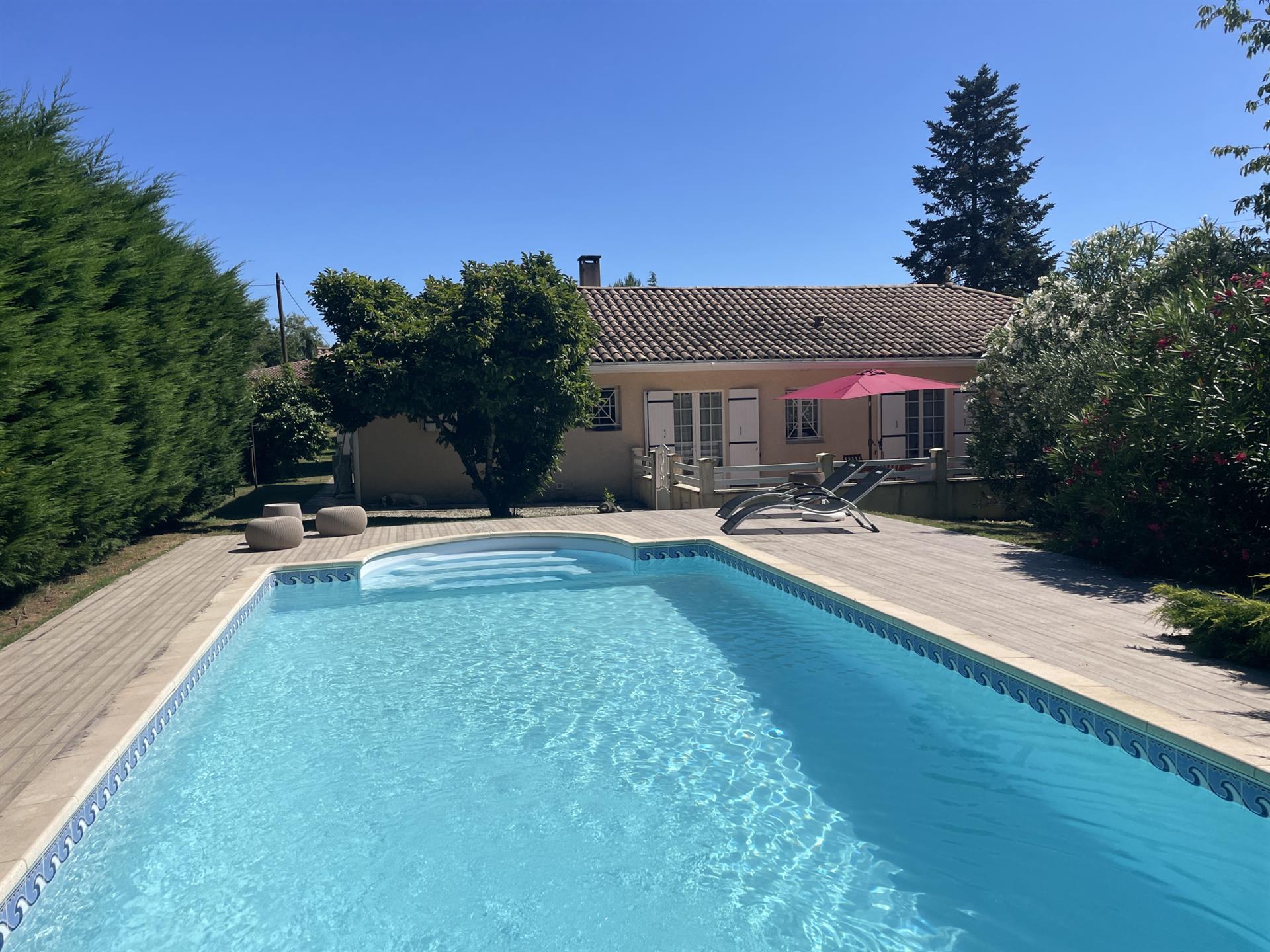 Casa térrea com piscina