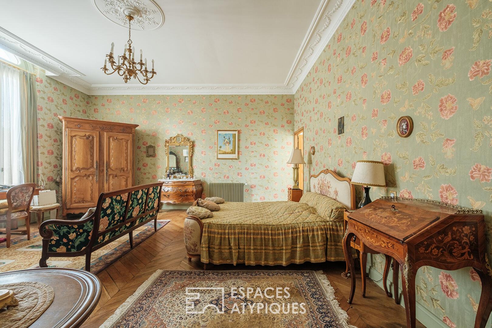 Historic mansion in the heart of Châtellerault, exceptional park and outbuildings