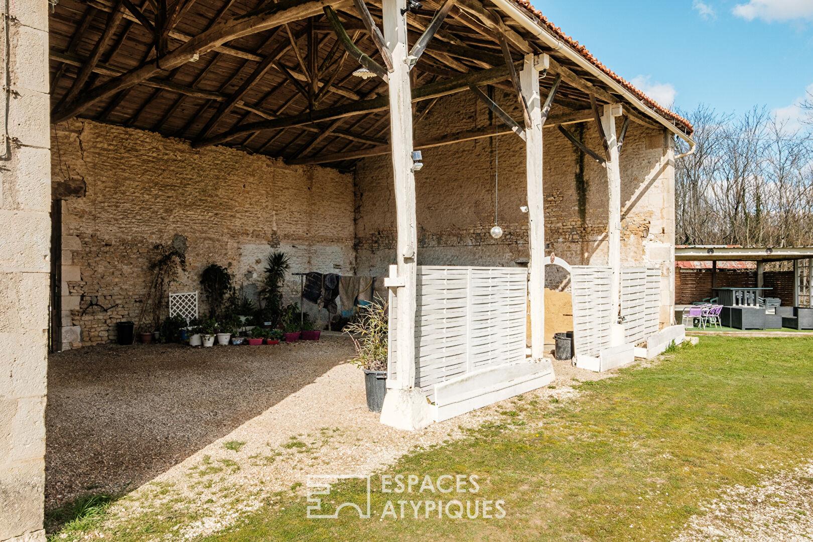 Domaine avec dépendances dans un écrin de verdure