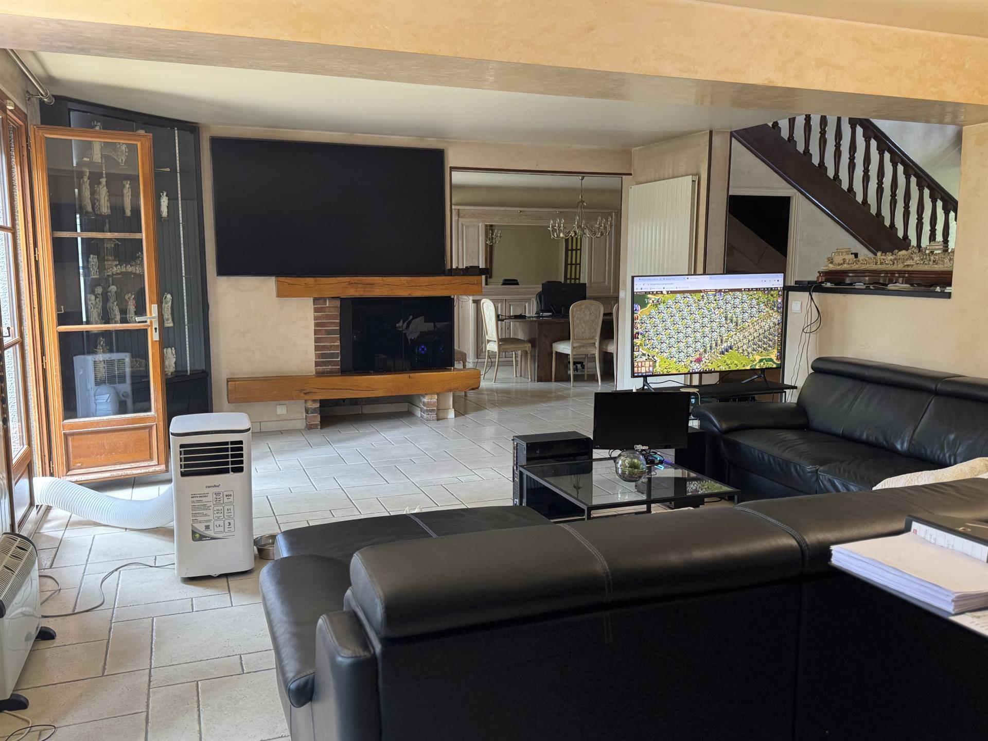 Belle maison familiale de 242 m2 sur terrain de 916 m2 Espaces généreux Belle maison familiale de 242 m2 sur terrain de 916 m2 Espaces généreux