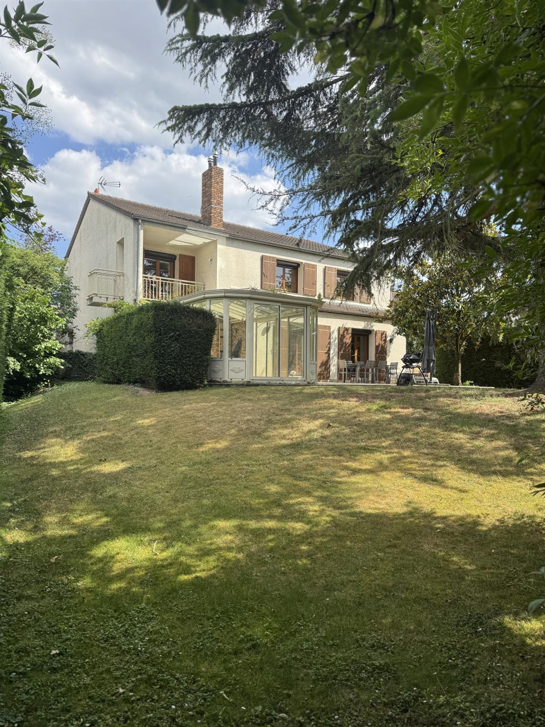 Belle maison familiale de 242 m2 sur terrain de 916 m2 Espaces généreux et prestations de qualité