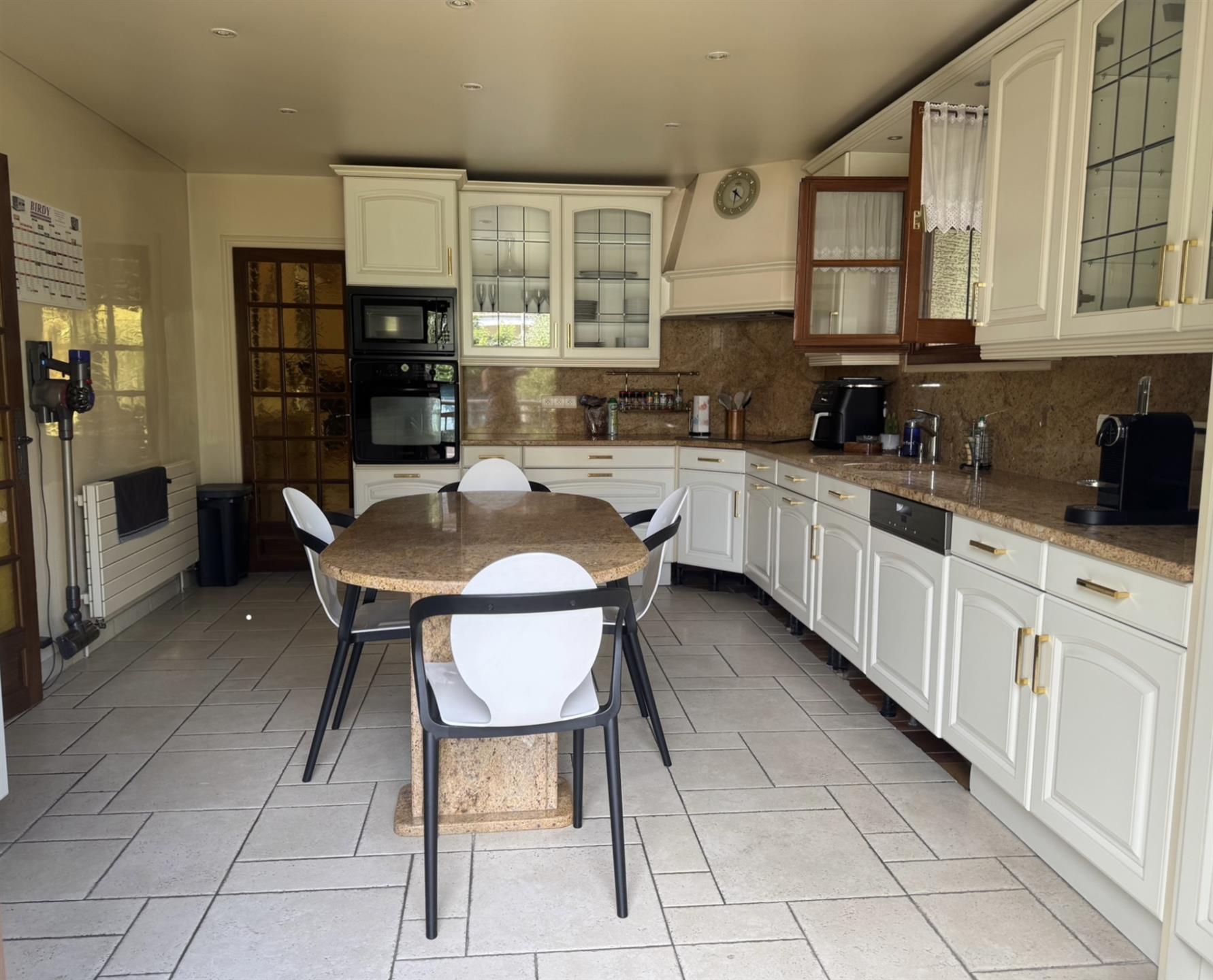 Belle maison familiale de 242 m2 sur terrain de 916 m2 Espaces généreux et prestations de qualité