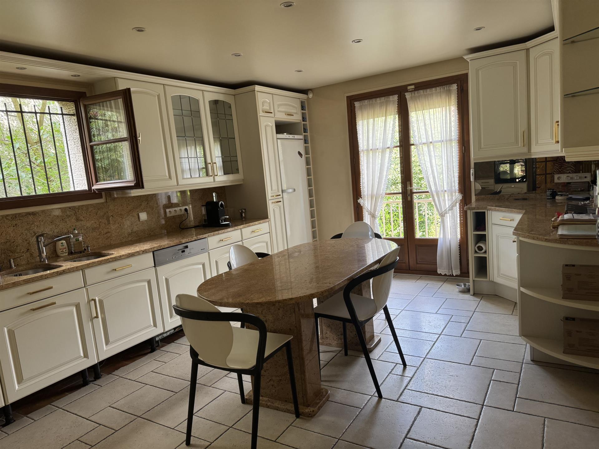 Belle maison familiale de 242 m2 sur terrain de 916 m2 Espaces généreux et prestations de qualité
