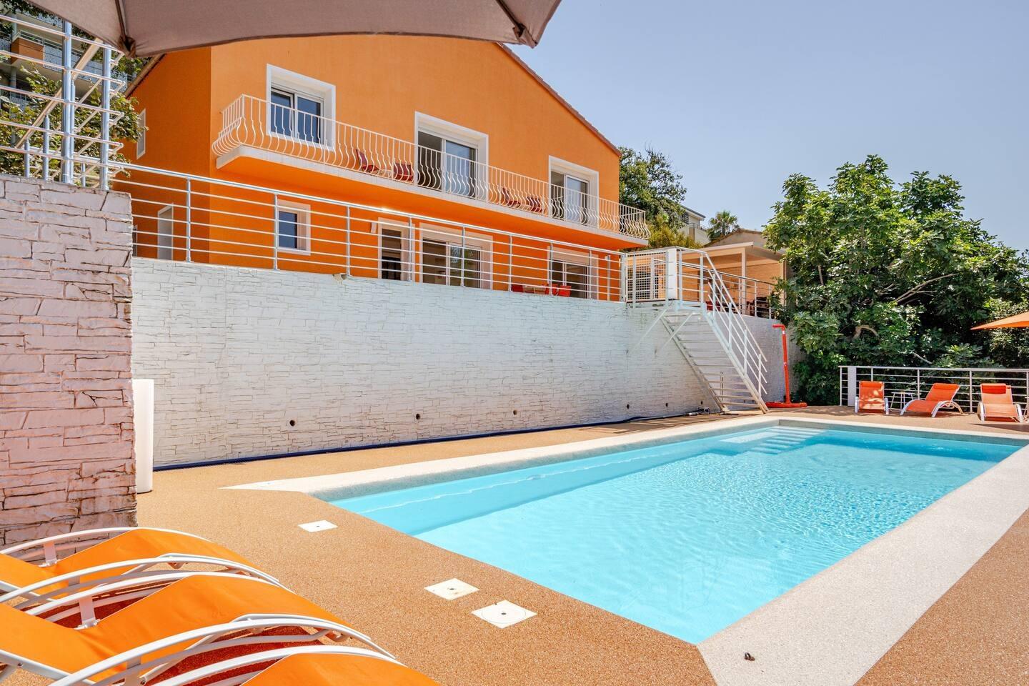 Nueva villa con aire acondicionado 6Br 200 metros cuadrados, tranquila pero cerca de todos los serv