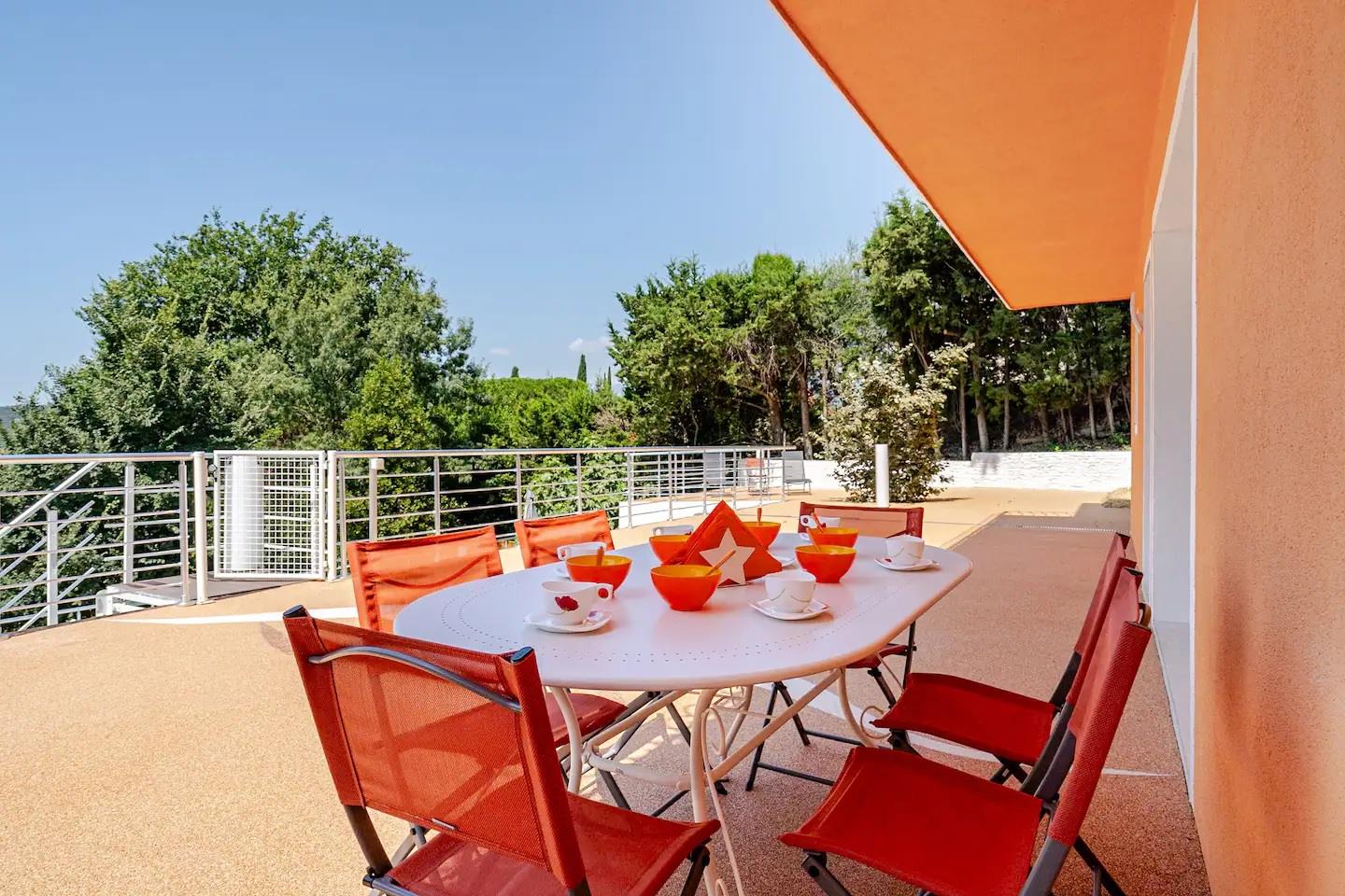 Nueva villa con aire acondicionado 6Br 200 metros cuadrados, tranquila pero cerca de todos los serv