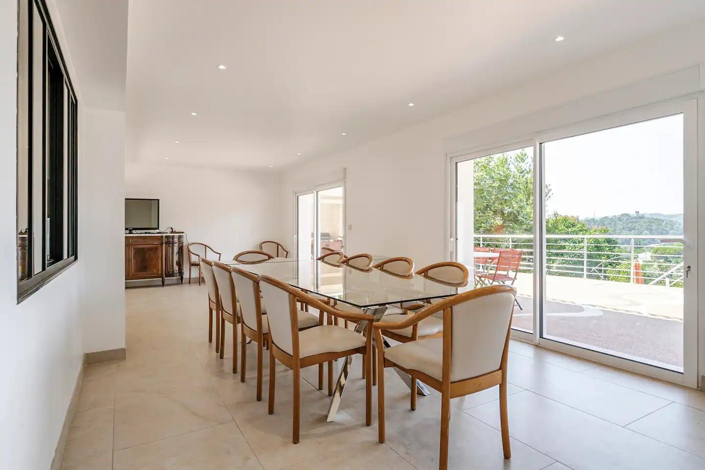 Nueva villa con aire acondicionado 6Br 200 metros cuadrados, tranquila pero cerca de todos los serv