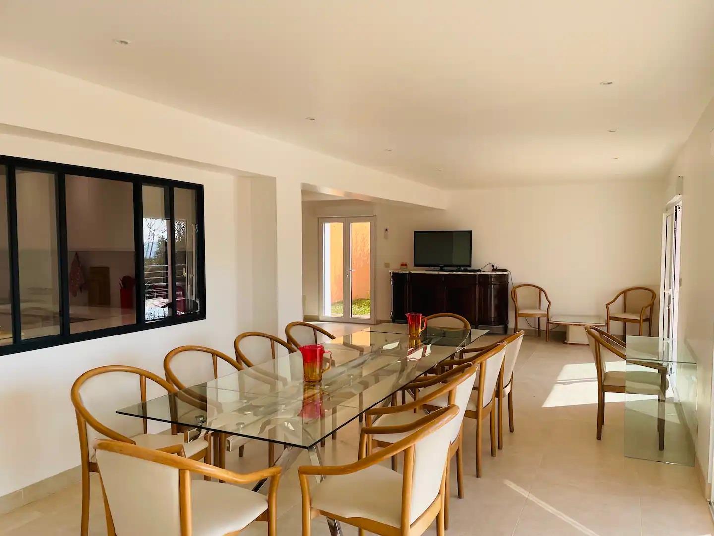 Nueva villa con aire acondicionado 6Br 200 metros cuadrados, tranquila pero cerca de todos los serv