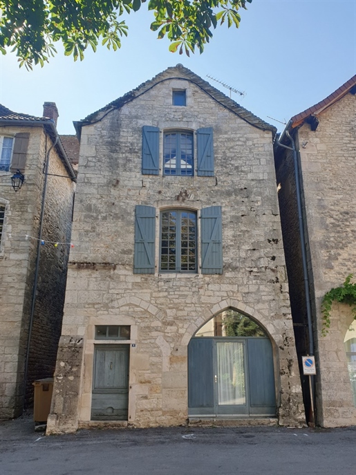 12Th century house in the heart of the bastide with terrace
