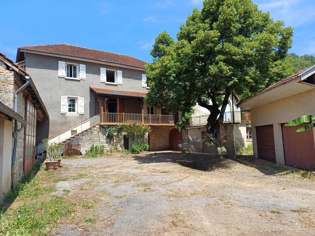 Ancien moulin avec dépendances sur 1.2 ha de terrain