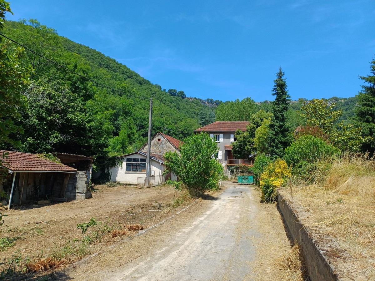 Ancien moulin avec dépendances sur 1.2 ha de terrain