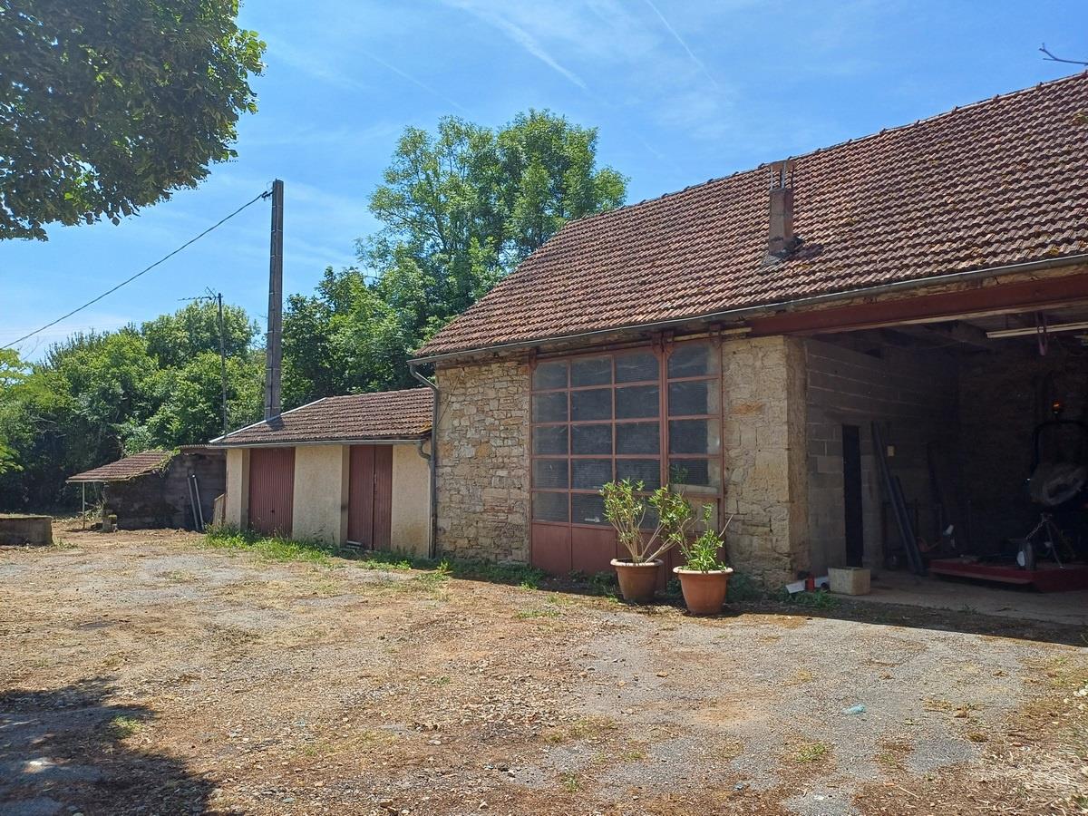 Ancien moulin avec dépendances sur 1.2 ha de terrain