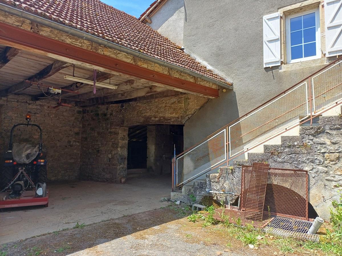 Ancien moulin avec dépendances sur 1.2 ha de terrain
