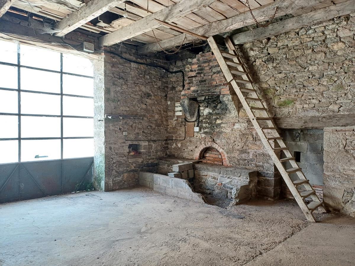 Ancien moulin avec dépendances sur 1.2 ha de terrain