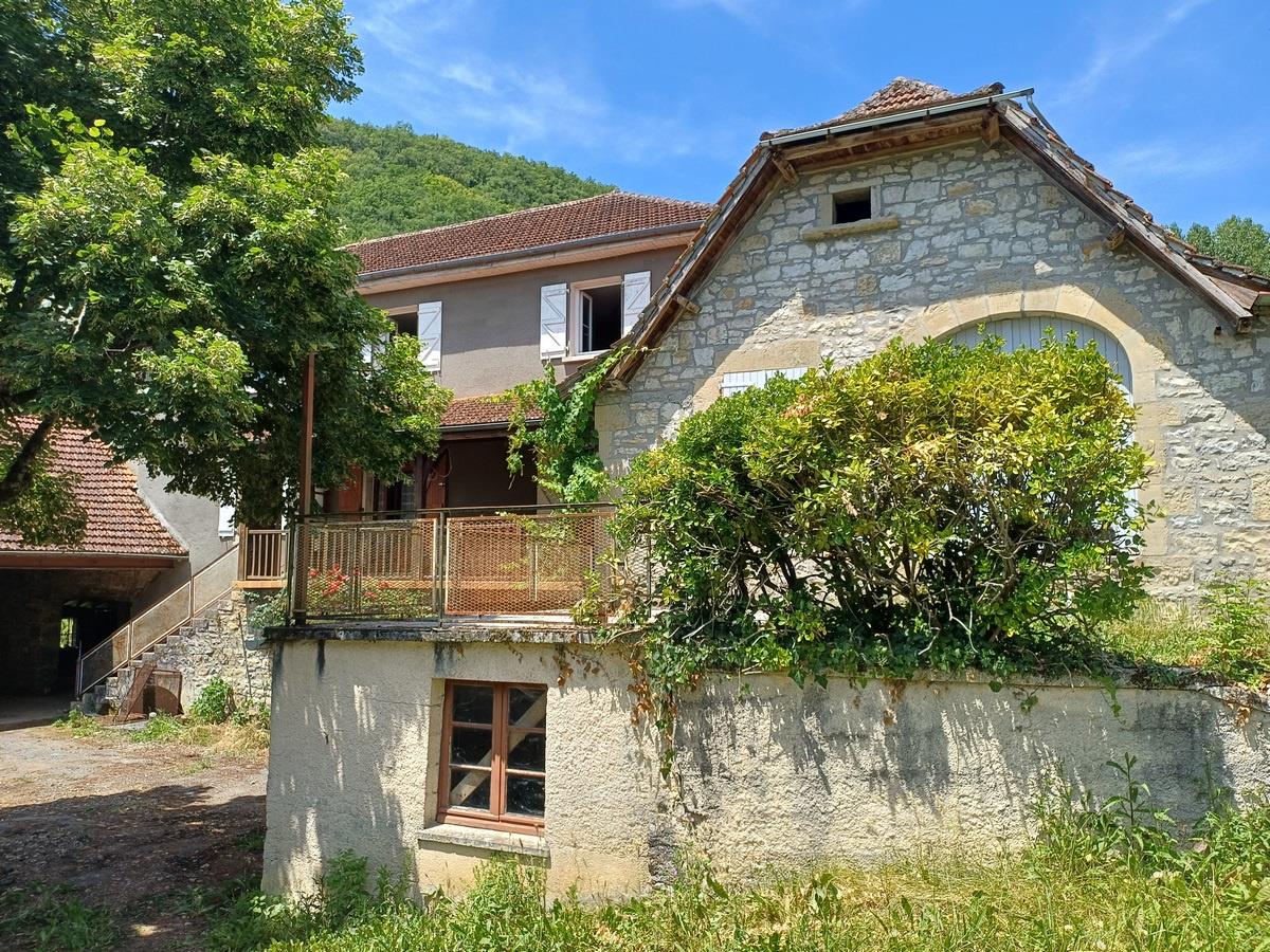 Ancien moulin avec dépendances sur 1.2 ha de terrain