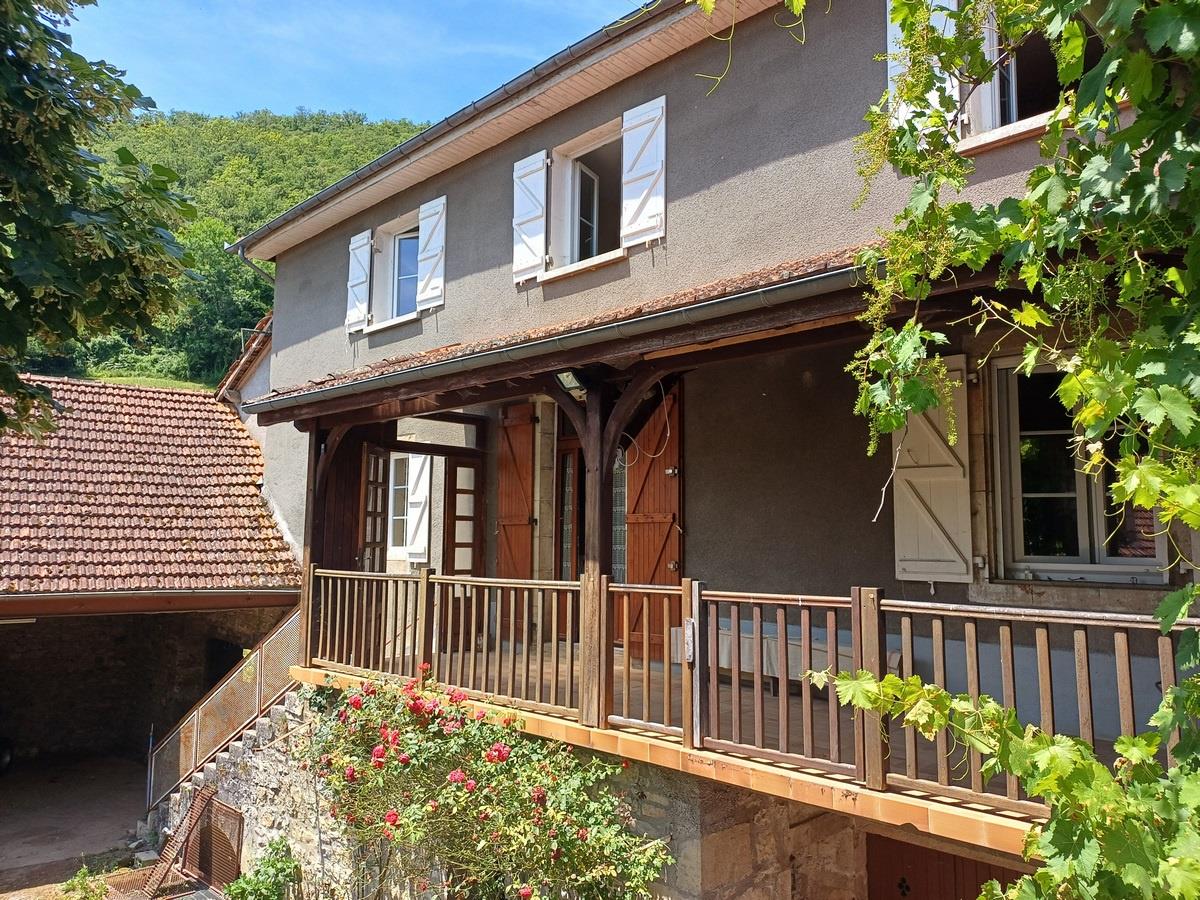 Ancien moulin avec dépendances sur 1.2 ha de terrain
