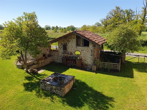 Detached farmhouse on 4981m2 of land