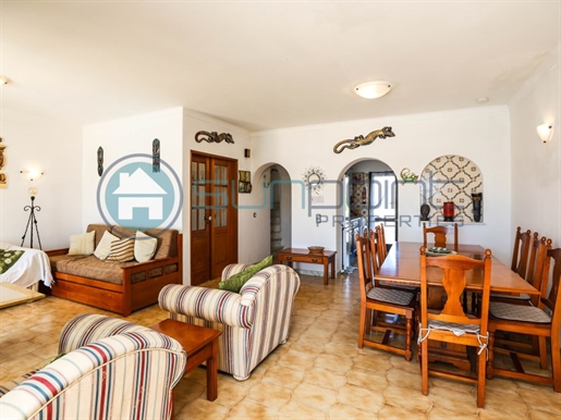 3 bedroom villa with garage and pool