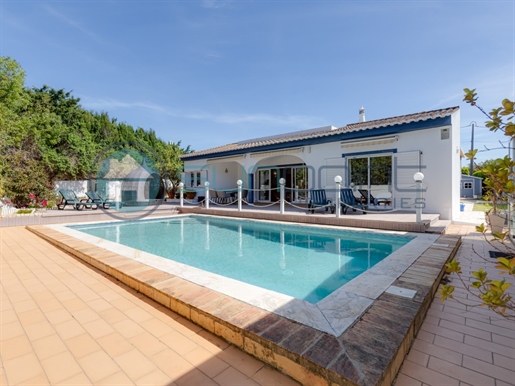 Gelijkvloerse villa met 3 slaapkamers, tuin en zwembad - Montinhos da Luz