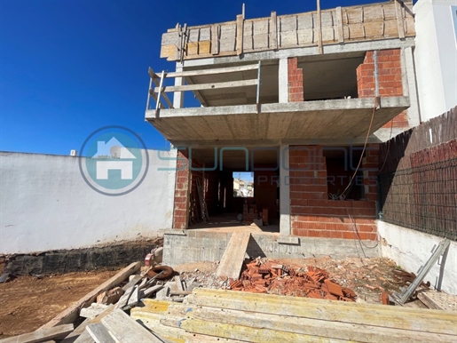 Maison de ville en construction à Espiche avec garage et à 10 minutes à pied de Praia da Luz