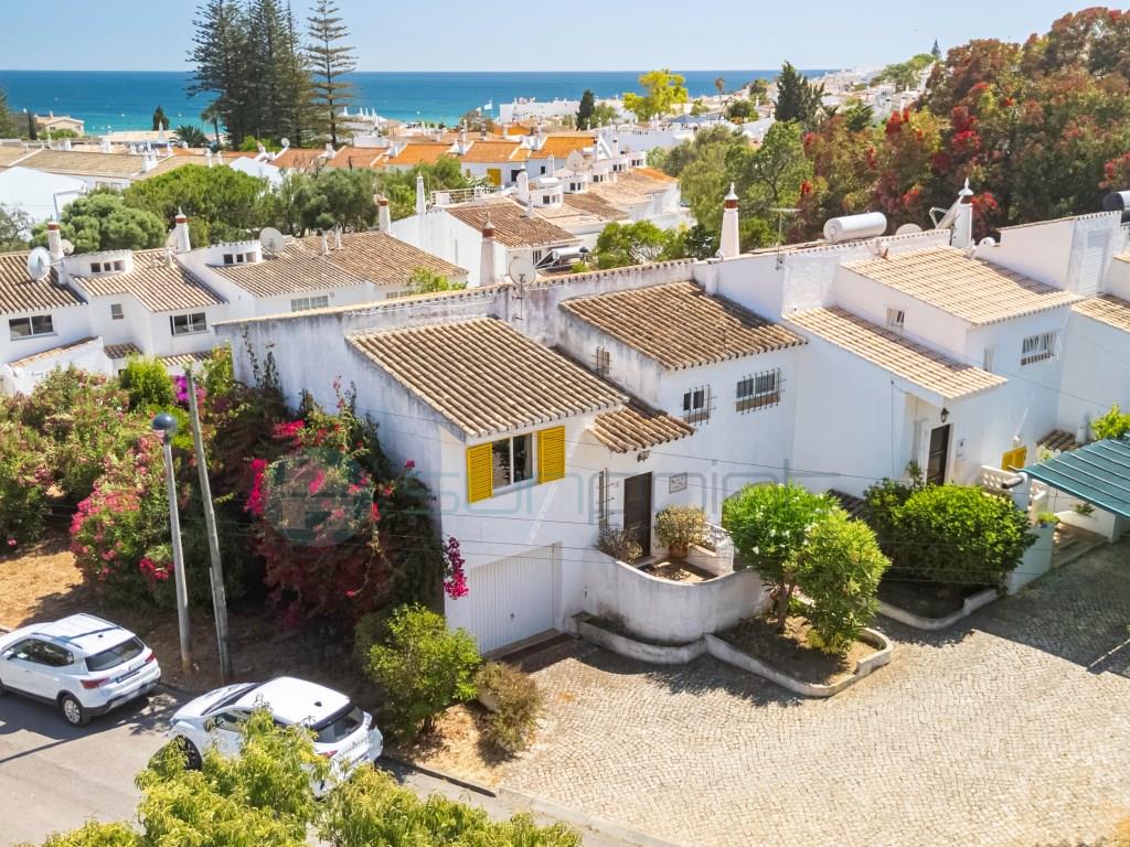 Ausgezeichnete Gelegenheit in Praia da Luz - Villa mit 3+2 Schlafzimmern, nur wenige Schritte vom Me