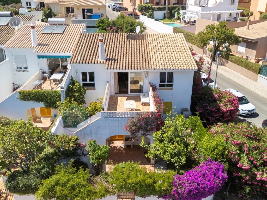 Ausgezeichnete Gelegenheit in Praia da Luz - Villa mit 3+2 Schlafzimmern, nur wenige Schritte vom Me