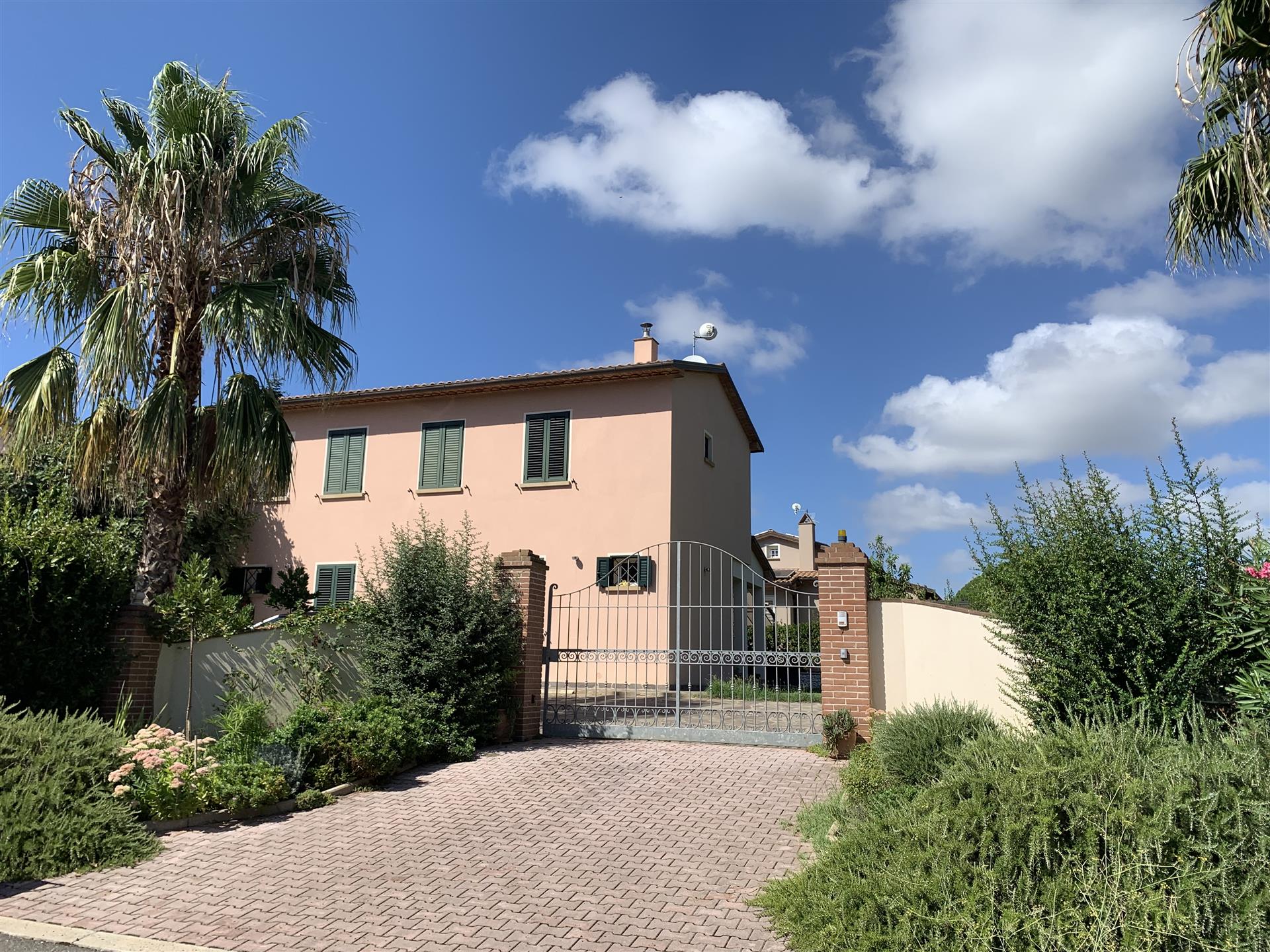 Casa indipendente a Cecina, a 6 km dal mare, 6 vani, arredi di lusso, vendita privata