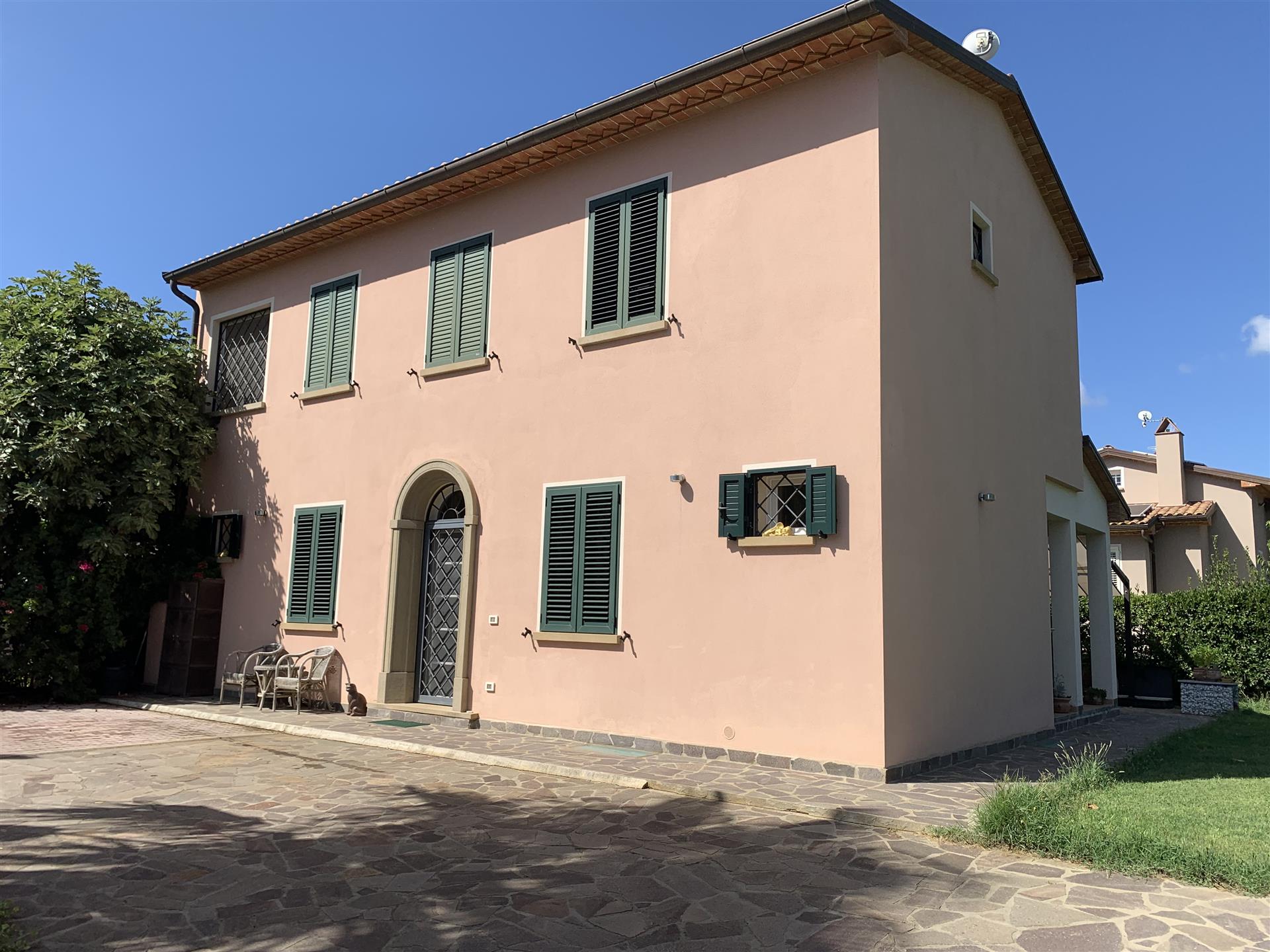 Casa indipendente a Cecina, a 6 km dal mare, 6 vani, arredi di lusso, vendita privata