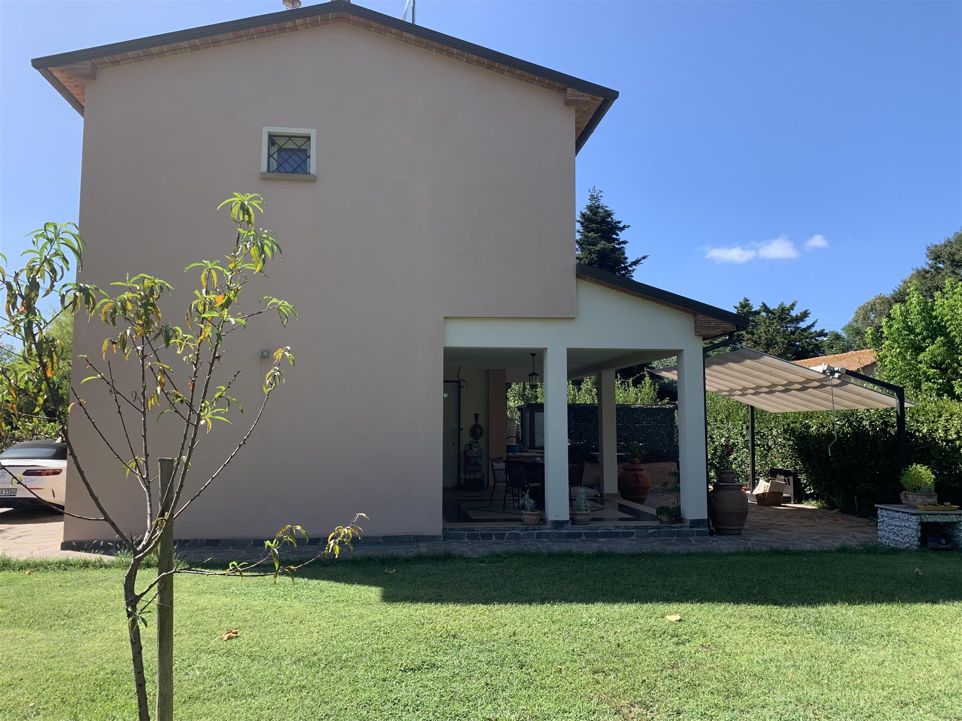 Casa indipendente a Cecina, a 6 km dal mare, 6 vani, arredi di lusso, vendita privata