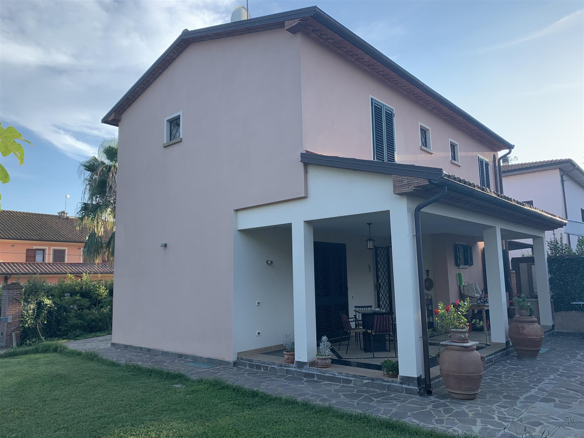 Casa indipendente a Cecina, a 6 km dal mare, 6 vani, arredi di lusso, vendita privata