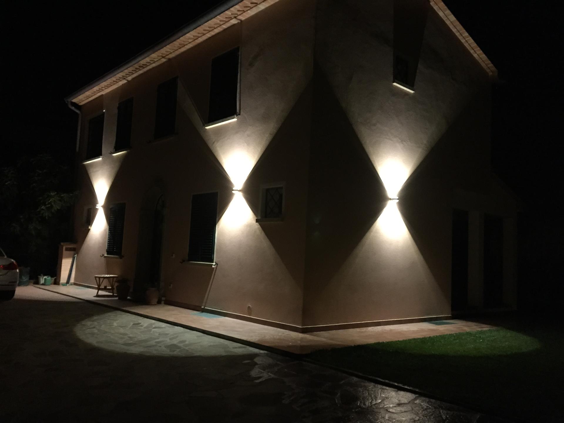 Casa indipendente a Cecina, a 6 km dal mare, 6 vani, arredi di lusso, vendita privata