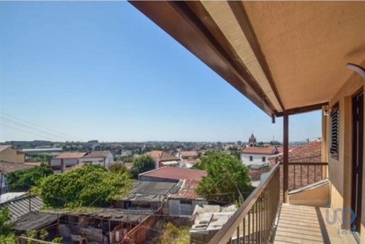 Home / Villa with 7 Rooms in Porto with 226,00 m²