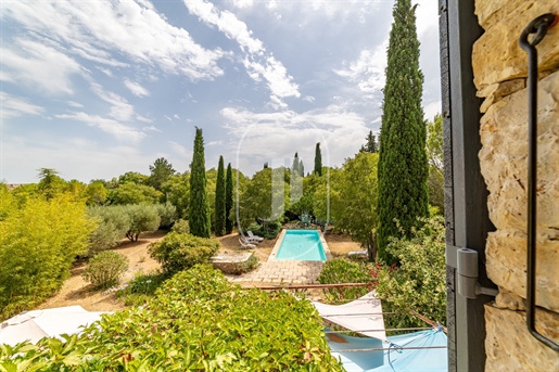Villa Typ Landhaus von 200 m² im Herzen eines Parks mit Olivenha