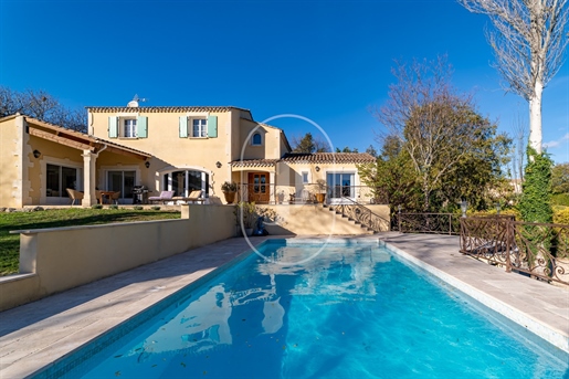 Ruime Provençaalse villa met prachtig uitzicht te koop In Uzès