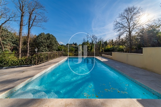 Ruime Provençaalse villa met prachtig uitzicht te koop In Uzès