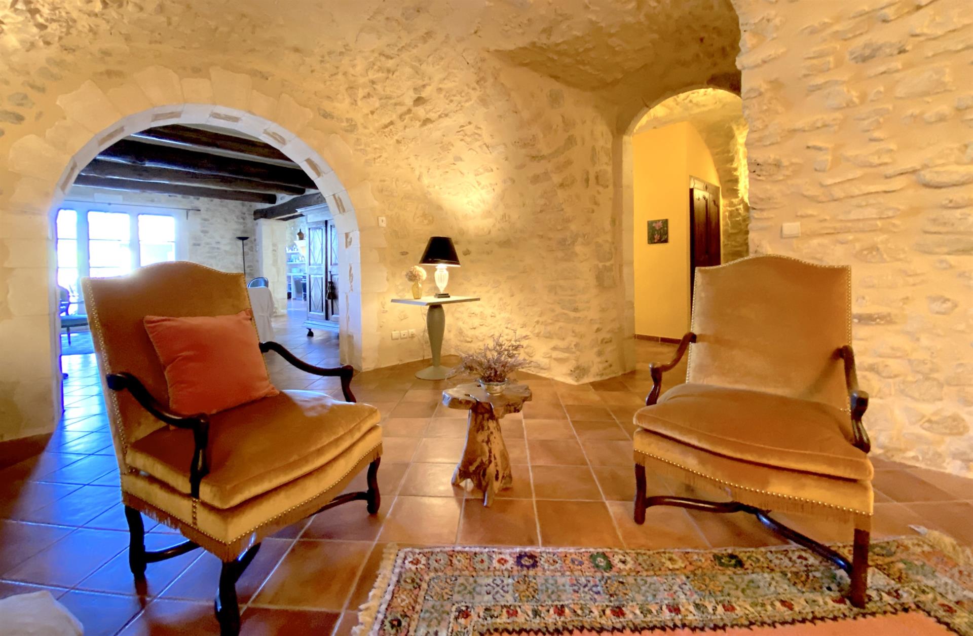 Goudargues, medieval hilltop village, refined village house, 200m2SH with garden and swimming pool