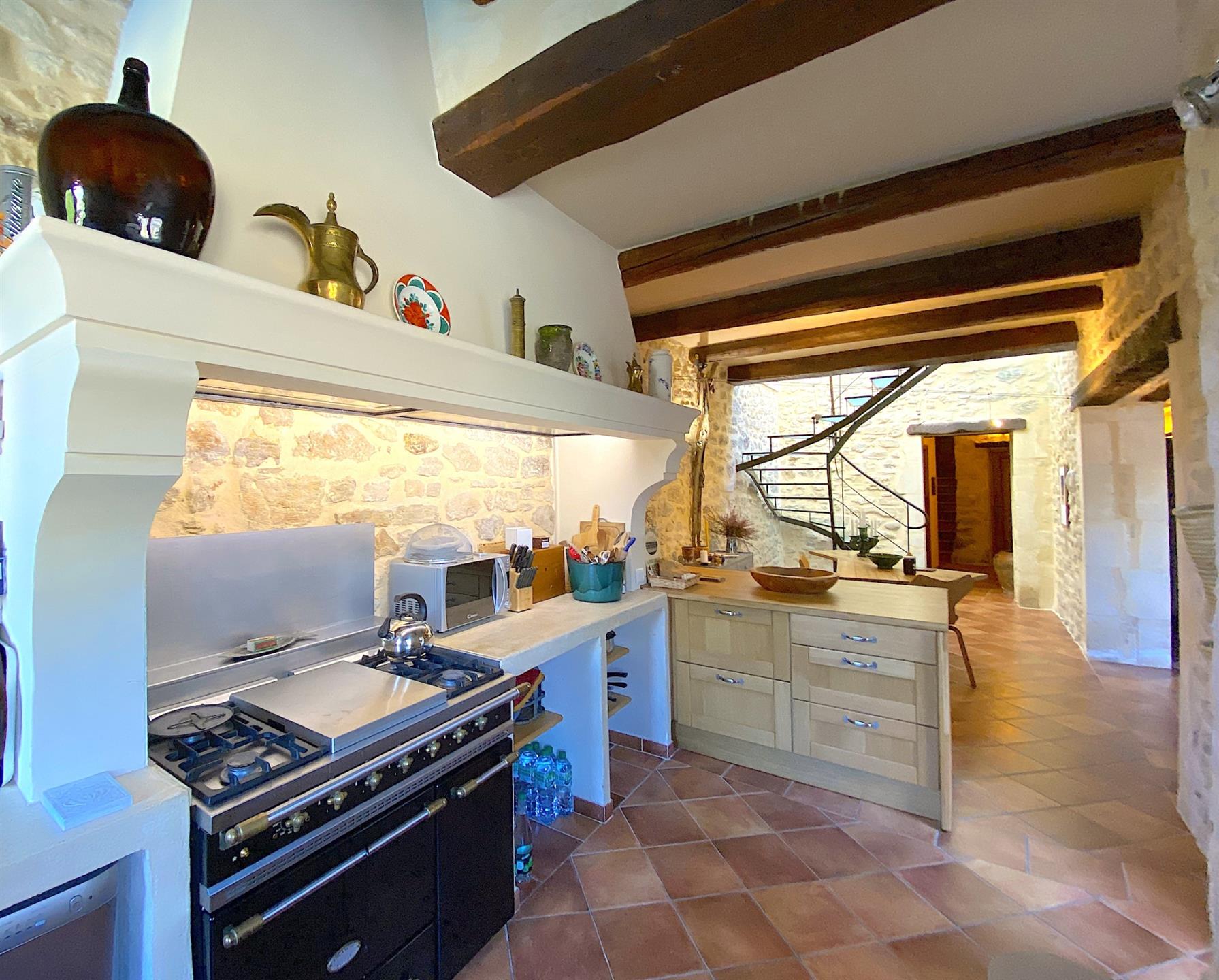 Goudargues, medieval hilltop village, refined village house, 200m2SH with garden and swimming pool