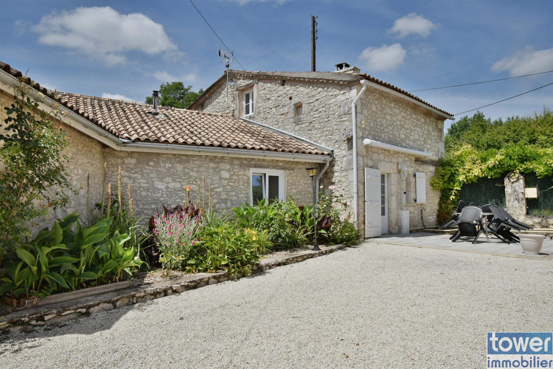 Eymet in the Dordogne, set of 2 renovated stone houses of 278m2 with swimming pool.