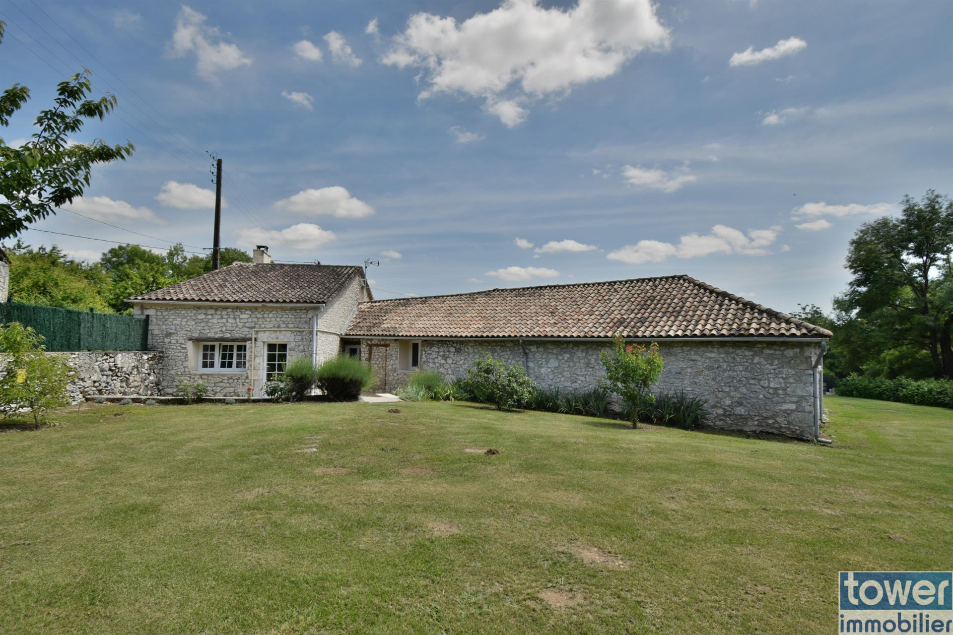 Eymet in the Dordogne, set of 2 renovated stone houses of 278m2 with swimming pool.