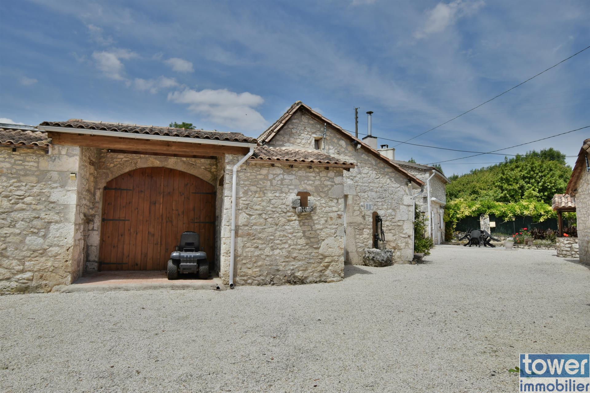 Eymet in the Dordogne, set of 2 renovated stone houses of 278m2 with swimming pool.
