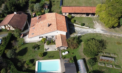 Magnifiek huis op 4 hectare grond, met verwarmd zwembad en bijgebouwen