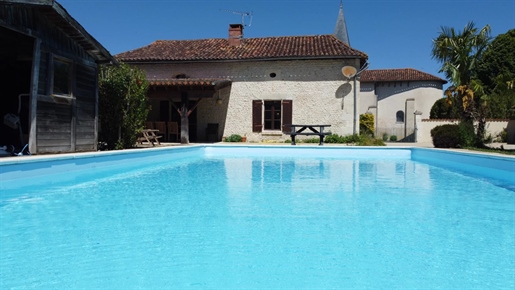 Charmante maison de quatre chambres avec piscine dans le Sud-Charente !