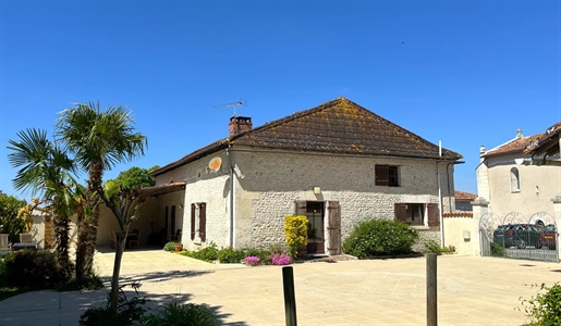 Charmante maison de quatre chambres avec piscine dans le Sud-Charente !